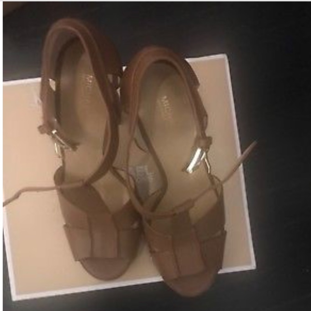 Michael Kors(Authentic) New. Color:Acorn Size: 8.5